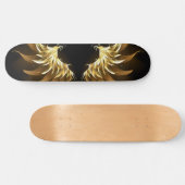 Golden Angel Wings auf schwarzem Hintergrund Skateboard (Horizontal)