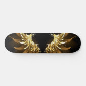 Golden Angel Wings auf schwarzem Hintergrund Skateboard (Horizontal)
