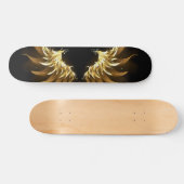 Golden Angel Wings auf schwarzem Hintergrund Skateboard (Horizontal)