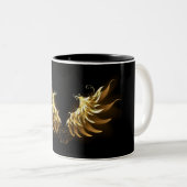 Golden Angel Wings auf schwarzem Hintergrund Zweifarbige Tasse (VorderseiteRechts)
