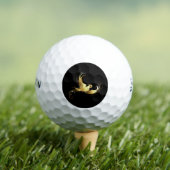 Golden Bird im schwarzen Hintergrund Golfball (Insitu T-Shirt)
