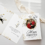 Golden & Black Floral Boho Arch Foto Weihnachten Karte<br><div class="desc">Die Weihnachtskarte des Schwarzwaldes ist eine festliche und bezaubernde Möglichkeit, Ihren Freunden und der Familie während der Ferienzeit herzliche Fotos zu schenken. Die Karte zeichnet sich durch eine atemberaubende Kombination aus Schwarz und Gold aus und schafft eine elegante und magische Atmosphäre, die an ein Winterwunderland erinnert. Der Hintergrund der Karte...</div>