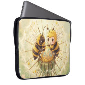 Golden Bumblebee in Bloom Dance.5 Laptopschutzhülle (Vorne Rechts)