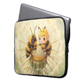 Golden Bumblebee in Bloom Dance.5 Laptopschutzhülle (Vorderseite Links)