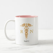Golden Caduceus Symbol & Registered Nurse Monogram Zweifarbige Tasse (Links)