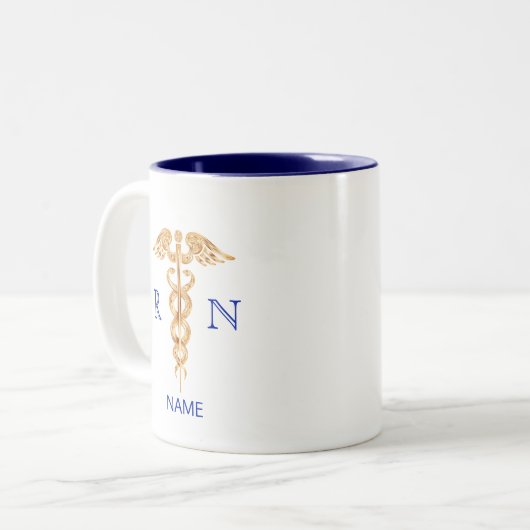 Golden Caduceus Symbol & Registered Nurse Monogram Zweifarbige Tasse (Vorderseite Links)
