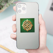 Golden Celtic Knot on Green Aufkleber (Telefon)