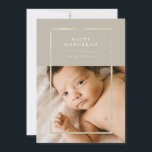 Golden Champagne Frame Hanukkah Foto Feiertagskarte<br><div class="desc">Elegante Imitate goldener Rahmen,  Happy Hanukkah Holiday Fotokarte. Funktionen,  Single Foto vorne und zwei Fotoplattstellen auf der Kartenrückseite mit koordinierendem Champagner beige Hintergrund.</div>