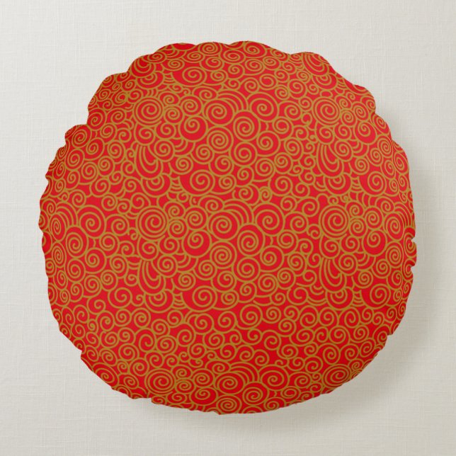 Golden Chinese Auspicious Clouds Pattern on Red Rundes Kissen (Vorderseite)
