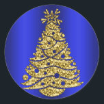 Golden Christmas Tree on Blue Runder Aufkleber<br><div class="desc">Ein farbenfroher und dekorativer blauer Weihnachtsaufkleber mit einem glitzernden, goldenen Weihnachtsbaum auf metallisch-blauem Hintergrund, um Ihren Weihnachtsgeschenken oder Weihnachtsgrüßen in dieser Ferienzeit eine raffinierte und elegante Touch hinzuzufügen. (Designerhinweise: Es gibt auch passende Verpackungspapier, Geschenkboxen, Geschenktasche, Umschlag, Band und Papiertücher mit diesem Design auf, klicken Sie einfach auf den Link "Verfügbar...</div>