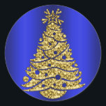 Golden Christmas Tree on Blue Runder Aufkleber<br><div class="desc">Ein farbenfroher und dekorativer blauer Weihnachtsaufkleber mit einem glitzernden, goldenen Weihnachtsbaum auf metallisch-blauem Hintergrund, um Ihren Weihnachtsgeschenken oder Weihnachtsgrüßen in dieser Ferienzeit eine raffinierte und elegante Touch hinzuzufügen. (Designerhinweise: Es gibt auch passende Verpackungspapier, Geschenkboxen, Geschenktasche, Umschlag, Band und Papiertücher mit diesem Design auf, klicken Sie einfach auf den Link "Verfügbar...</div>