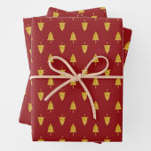 Golden Christmas Trees on Red Background Geschenkpapier Set (Beispiel)