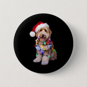 Golden Doodle mit Santa-Hut eingewickelt in Weihna Button