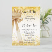 Golden & Elegance: Sweet 16 Crown & Bow Einladung (Stehend Vorderseite)
