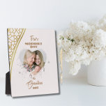 Golden First Mother's Day as Oma Foto Fotoplatte<br><div class="desc">Erster Muttertag als Großmutter personalisiertes Foto Geschenk für Großmutter, Mutter am Muttertag oder Muttertag oder junge Mutter. Fügen Sie eines Ihrer Lieblings-Fotos Ihrer Ehefrau, Mutter, Kind/Kinder/Haustiere/Familie/Ehepaar/Hochzeit-Fotos in den schwarzen und goldenen Rahmen. Sie können eine Vorschau Ihrer Kreation sehen, überall. Macht ein tolles Geschenk für Geburtstage, Muttertag, Weihnachten, Feiertage, neue Mutter,...</div>