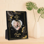 Golden First Mother's Day as Oma Foto Fotoplatte<br><div class="desc">Erster Muttertag als Großmutter personalisiertes Foto Geschenk für Großmutter, Mutter am Muttertag oder Muttertag oder junge Mutter. Fügen Sie eines Ihrer Lieblings-Fotos Ihrer Ehefrau, Mutter, Kind/Kinder/Haustiere/Familie/Ehepaar/Hochzeit-Fotos in den schwarzen und goldenen Blumenhintergrund. Sie können eine Vorschau Ihrer Kreation sehen, überall. Macht ein tolles Geschenk für Geburtstage, Muttertag, Weihnachten, Feiertage, neue Mutter,...</div>