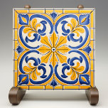 Golden Fleur-de-Lis Azulejo Print Fliese<br><div class="desc">Fügen Sie Ihrer Zuhause mit unserer Golden Fleur-de-Lis Azulejo Tile Print einen Glanz mediterraner Sonne hinzu. Dieses exquisite Stück zeigt die lebendige Schönheit und die faszinierenden Designs der berühmten portugiesischen Azulejos. Die kräftigen, goldgelben und königsblauen Farbtöne werden durch die zarten Touchs Weiß und Orange unterstrichen und sorgen für ein warmes...</div>