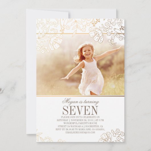 Golden Floral Girl Foto Geburtstagsparty Einladung (Vorderseite)