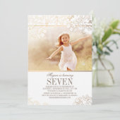 Golden Floral Girl Foto Geburtstagsparty Einladung (Stehend Vorderseite)