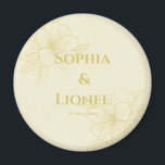 Golden Floral Wedding Magnet<br><div class="desc">Erleben Sie die zeitlose Eleganz unseres Hochzeitsdesigns. Mit einem zarten Blumenmotiv und einer raffinierten,  monotonen Farbpalette vereint diese Einladung das Wesen der raffinierten Schönheit. Die subtilen Farben und die anmutigen Blumen schaffen ein harmonisches und romantisches Ambiente und machen es zur perfekten Wahl für eine stilvolle und unvergessliche Hochzeitsfeier.</div>