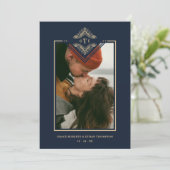 Golden Flourish Classic Ornament Photo Navy Blue Einladung (Stehend Vorderseite)