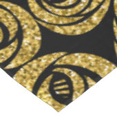 Golden Flowers on Black Background Tischdecke (Schrägansicht)