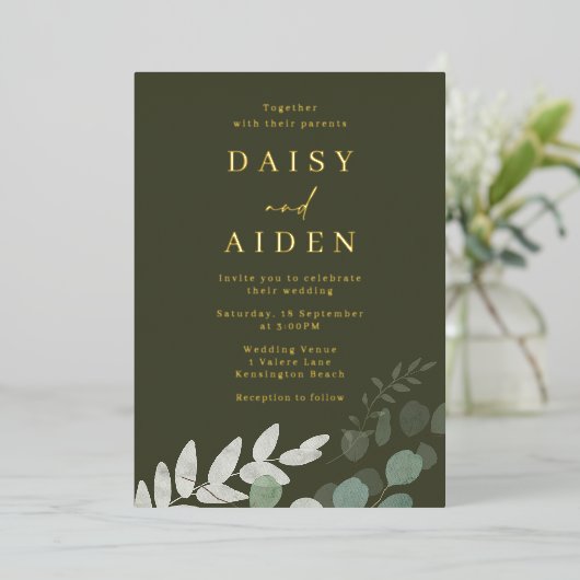 Golden Foil Green Leaf Hochzeit Folieneinladung (Stehend vorne)