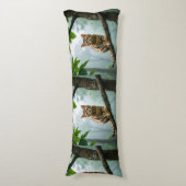 Golden Forest Cat – Minimal Jungle Portrait Seitenschläferkissen (Vorderseite Vertikal)