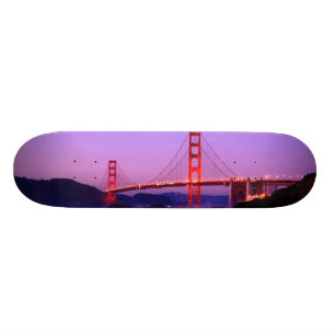 Golden gate bridge auf Bäcker-Strand am Skateboard
