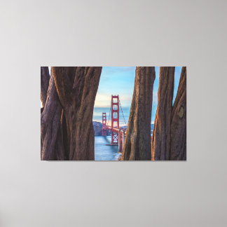 Golden Gate Bridge durch Cypress Trees Leinwanddruck