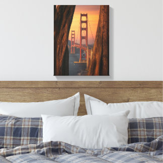 Golden Gate Bridge Foto zwischen zwei Bäumen Leinwanddruck