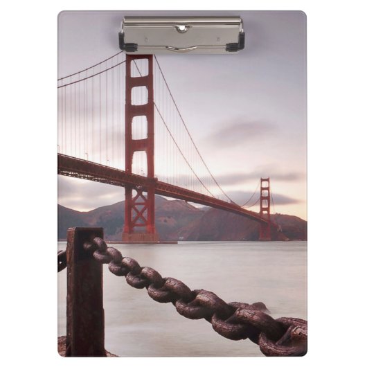 Golden gate bridge gegen Berge Klemmbrett (Vorderseite)