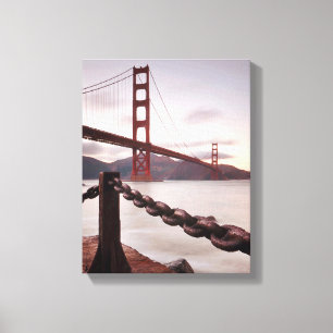 Golden gate bridge gegen Berge Leinwanddruck