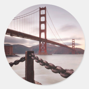 Golden gate bridge gegen Berge Runder Aufkleber