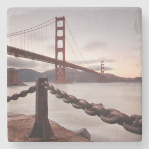 Golden gate bridge gegen Berge Steinuntersetzer