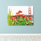 Golden Gate Bridge hinter Blume Leinwanddruck (Insitu (Holzboden))
