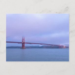 Golden Gate Bridge im Nebel bei Morgendämmerung Postkarte