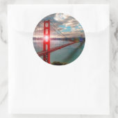 Golden Gate Bridge mit Sonnenschein durch. Runder Aufkleber (Tasche)