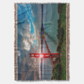 Golden gate bridge mit Sun, der durch scheint Decke (Vorderseite Vertikal)
