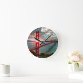 Golden gate bridge mit Sun, der durch scheint Runde Wanduhr (Zuhause)