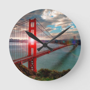 Golden gate bridge mit Sun, der durch scheint Runde Wanduhr