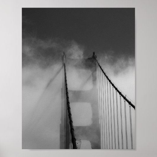 Golden Gate Bridge Tower im Nebel verkleidet Poster (Vorne)