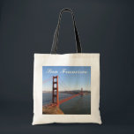 Golden Gate, San Francisco Tote Bag Tragetasche<br><div class="desc">Die Golden Gate Bridge ist eine Hängebrücke über das Goldene Tor, die Öffnung der Bucht von San Francisco zum Pazifik. Als Teil der U.S. Route 101 und der California Staat Route 1 verbindet die Struktur die Stadt San Francisco an der Nordspitze der Halbinsel San Francisco mit dem Landkreis Marin. Es...</div>