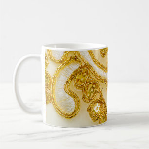 Golden gelber Spitzenstreifen. Hintergrundtextur, Kaffeetasse