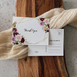 Golden Geometric Green Burgundy Floral Vielen Dank Postkarte<br><div class="desc">Diese goldene geometrische grün bordeauxrot florale danke Postcard ist perfekt für eine rustikale Hochzeit. Das Design ist elegant grün, rot, lila, rot und bordeauxrot, handgezeichnet Blume Bouquets, vergoldete geometrische Rahmen, inspirierend Klasse und Schönheit. Passen Sie die Rückseite der Postkarte an, einschließlich Ihrer Namen, Rücksendeadresse und einer Dankeschön-Nachricht. Oder, verlass den...</div>