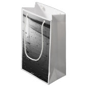 Golden Glassy Sand Grayscale Kleine Geschenktüte (Vorderseite Schrägansicht)