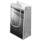 Golden Glassy Sand Grayscale Kleine Geschenktüte (Rückseite Schrägansicht)