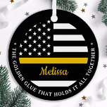 Golden Glue 911 Dispatcher der dünnen Goldene Lini Ornament Aus Metall<br><div class="desc">Der goldene Klebstoff, der alles zusammenhält. Personalisiertes dünne Gold Line Ornament für 911 Dispatcher und Polizeidienstmitarbeiter. Personalisieren Sie dieses Dispatcher-Ornament mit Namen und Jahr. Dieses personalisierte Dispatcher Geschenk ist perfekt für polizeiliche Dispatcher Wertschätzung, 911 Dispatcher Dankeschön Geschenke, Dispatcher Ruhestand Geschenke oder Gastgeschenke. Bestellen Sie diese Geschenke für die Polizei oder...</div>