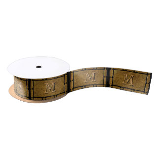 Golden graved on Black mit Ihrem Initial Satinband