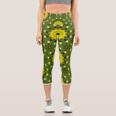 Golden Green Sunburst Kaleidoscope Blumenmuster Capri Leggings (Vorderseite)